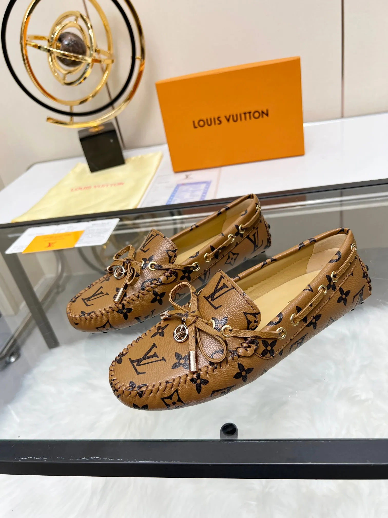 👟👟Ex-factory price 420👟👟 Lvui...Vuitt* on/】...Top purchasing agent, high version, counter 2023 spring, summer and autumn new color beanie shoes, imported fabrics, buckle bows, classic popular shoes. Lining: Sheepskin lining Color: Presbyopia Xingli Women's model: 35-42 standard size.